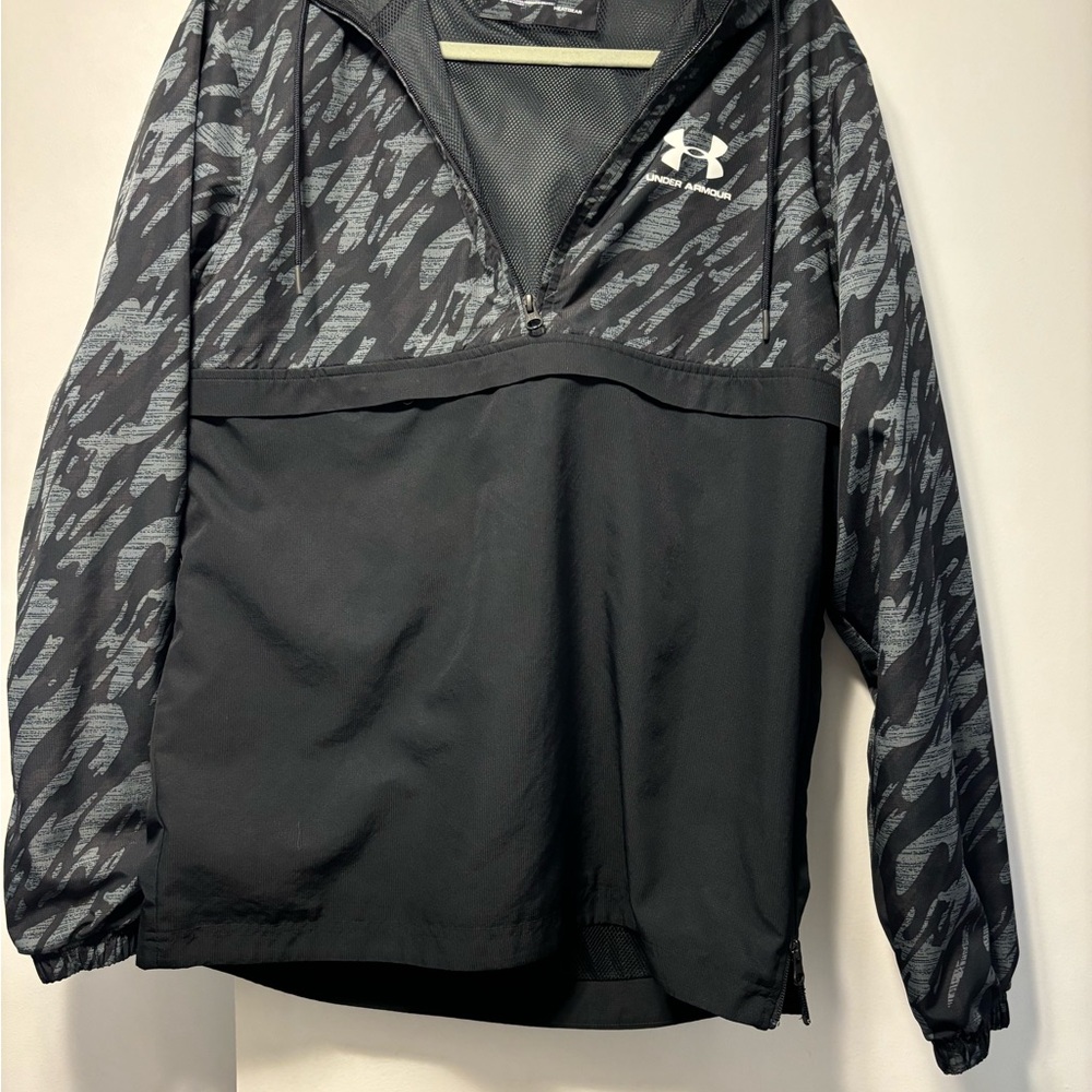 Men’s like new Under Armour windbreaker with hood and front pocket